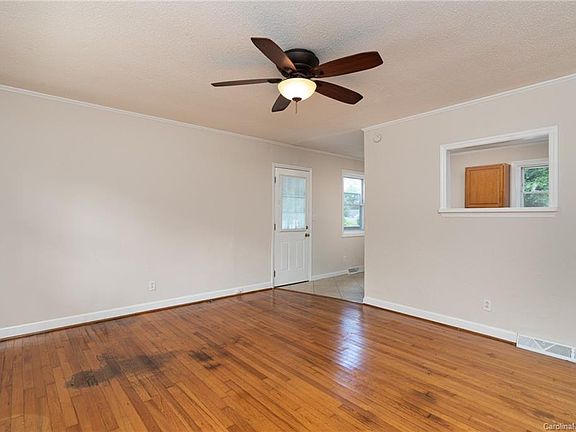 5th image of 942 Laurel Ln