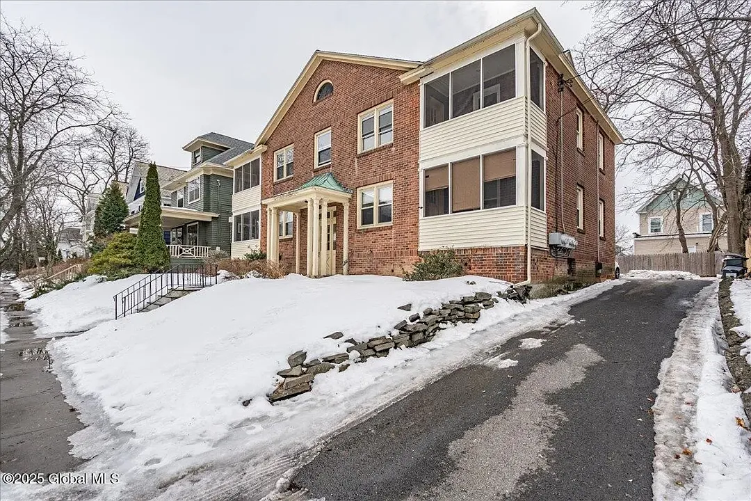 2 bed, 850 sqft, $1,800 — Photo 2