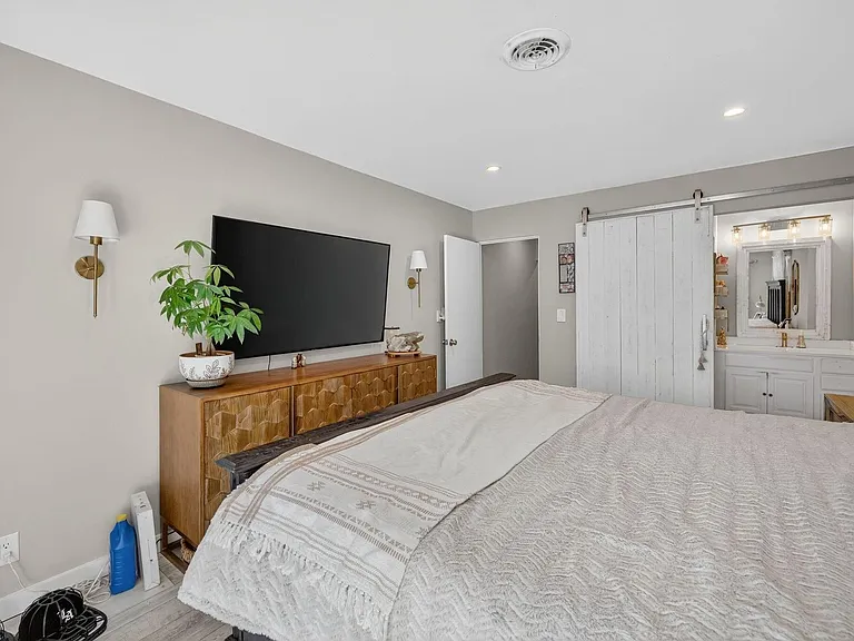 1570 NE 30th Pl — Photo 28