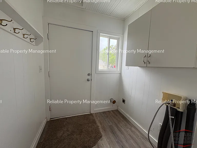 489 N Broadway St — Photo 10