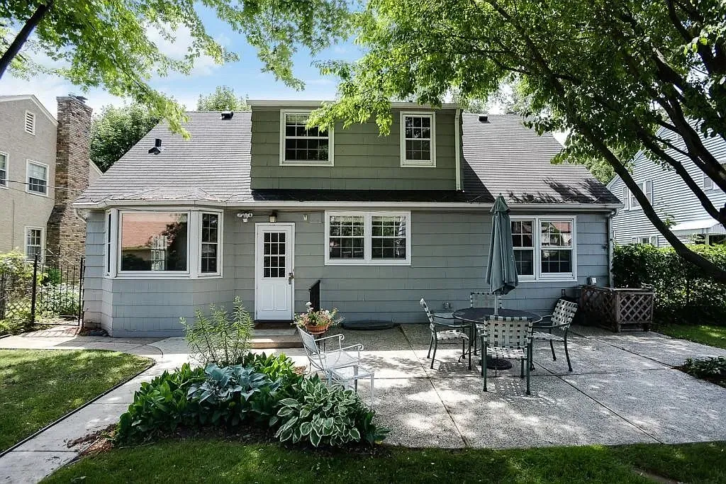 4 bed, 2633 sqft, $3,200 — Photo 2