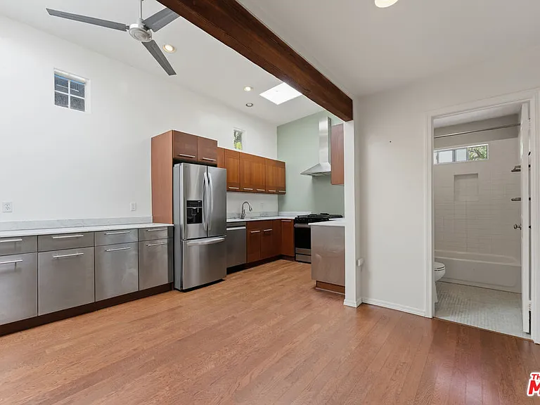 422 James St — Photo 12