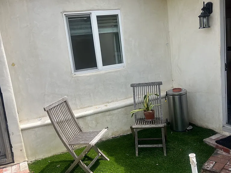 746 Ashland Ave — Photo 2