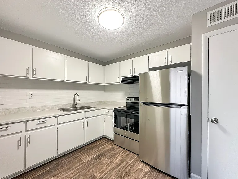 Valley Creek Apartments — Photo 10