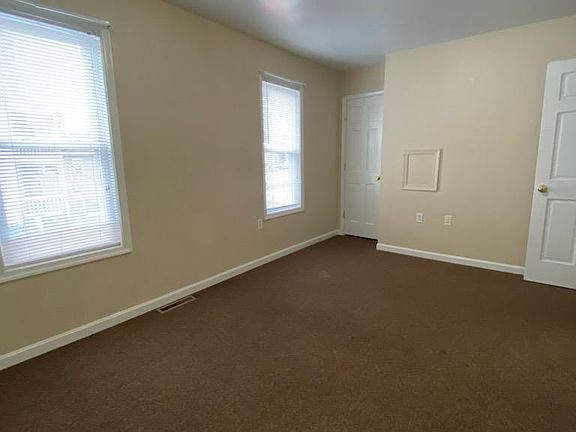 4th image of 184 N Queen St
