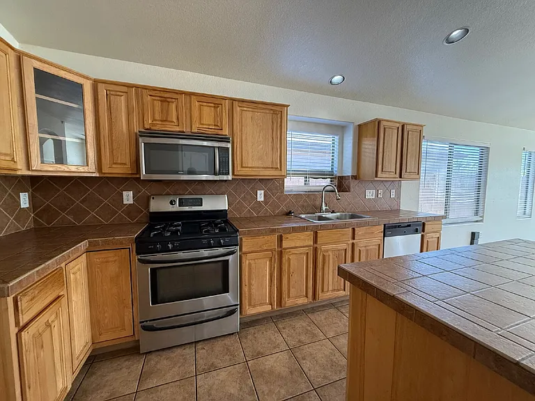 8202 S 47th Ave — Photo 8