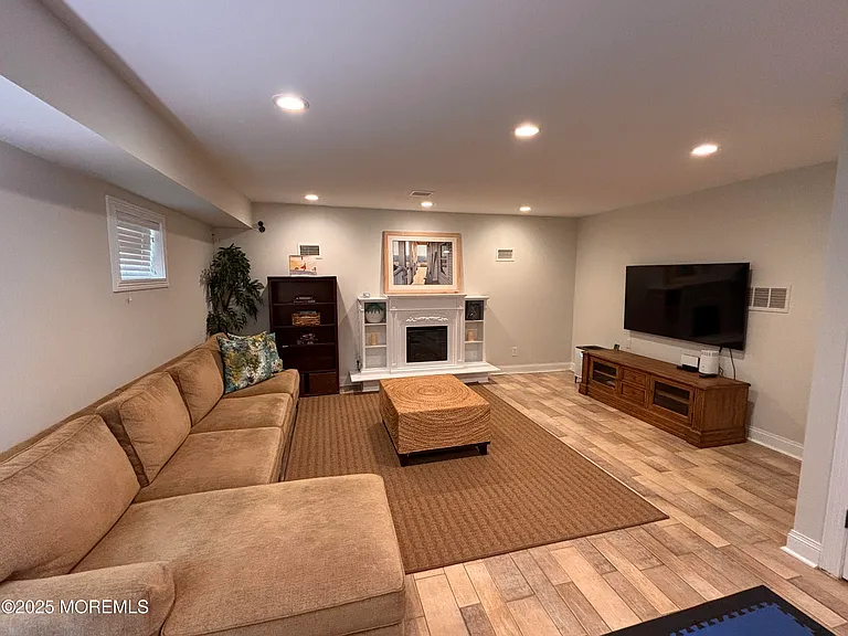 330 Sylvania Ave — Photo 29