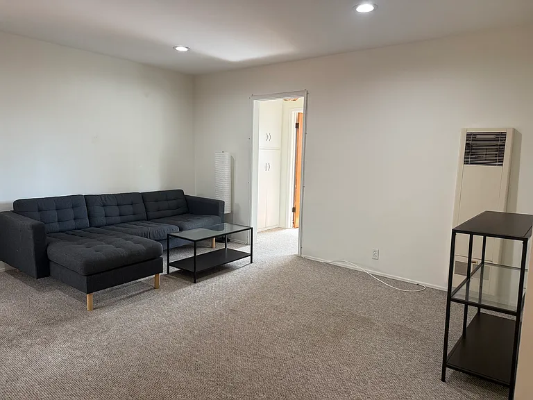 1637 E 3rd St #4 — Photo 23