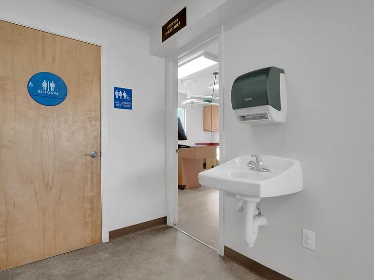 490 E L St — Photo 13