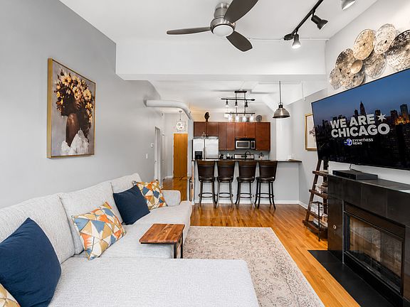 3rd image of 1033 W 14th Pl Unit 311