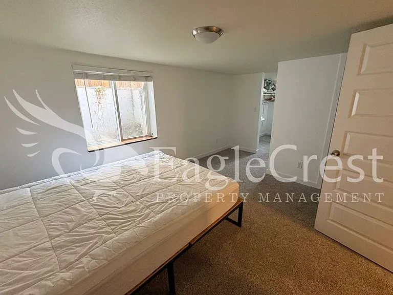 1031 N Clinton St — Photo 27
