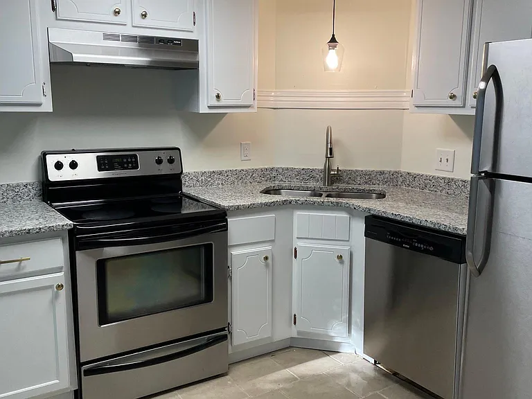 520 Elder St — Photo 2
