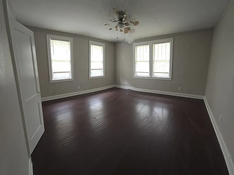 1215 E Anderson St — Photo 2