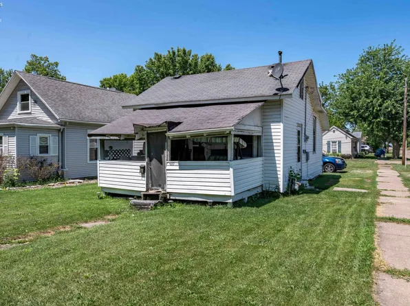 1017 E State St, Port Clinton, OH 43452
