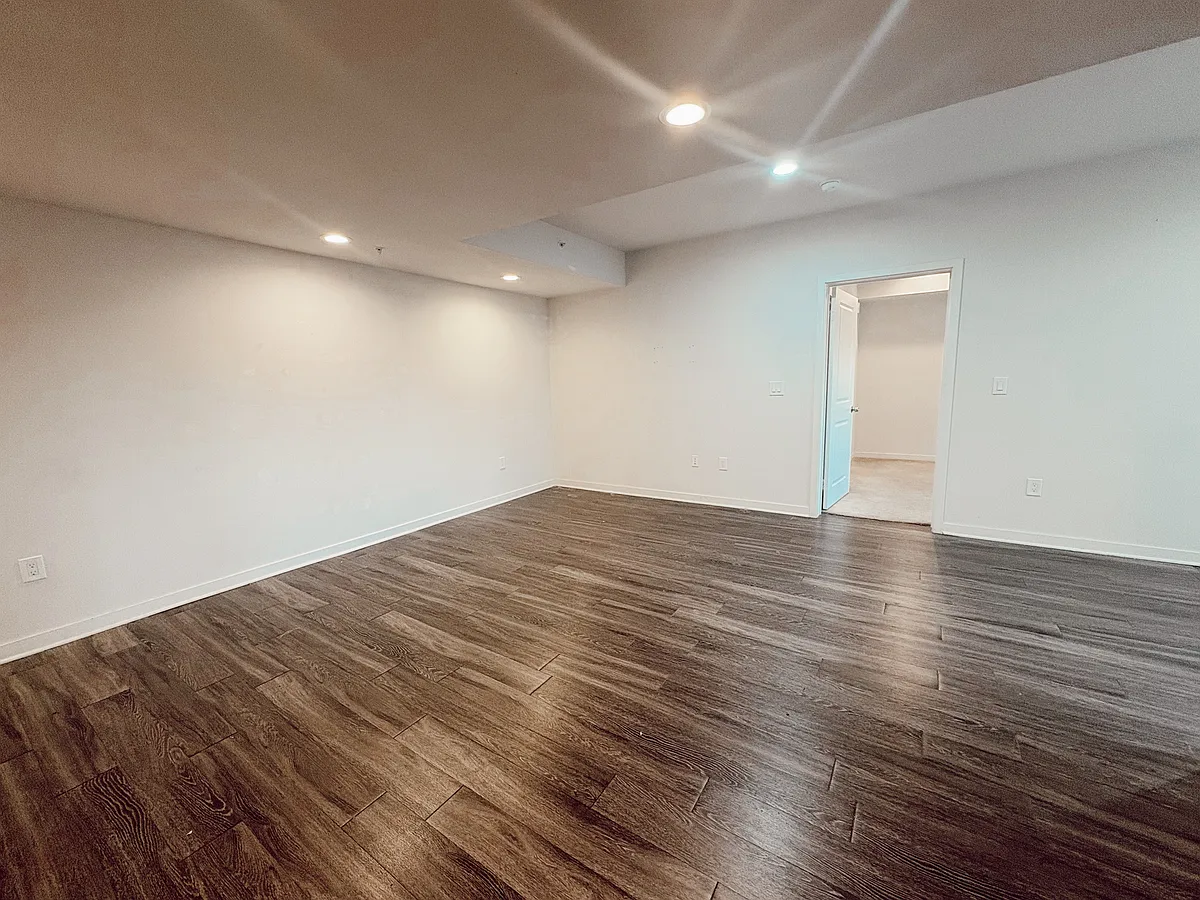 Building Photo - 6332 Woodman Ave #4
