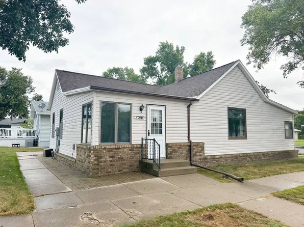 128 E Walnut Ave, Linton, ND 58552