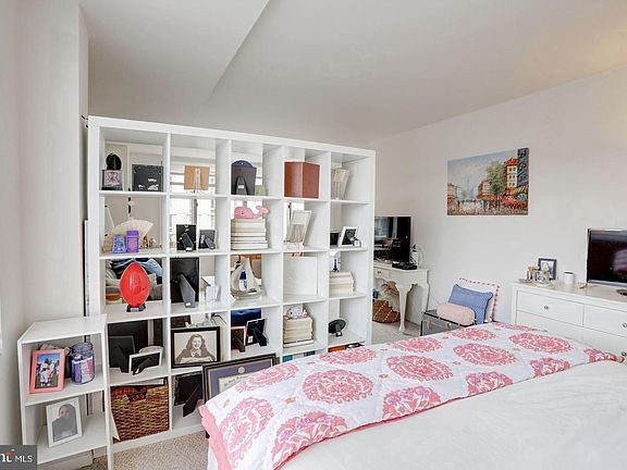 5th image of 940 25th St NW #309