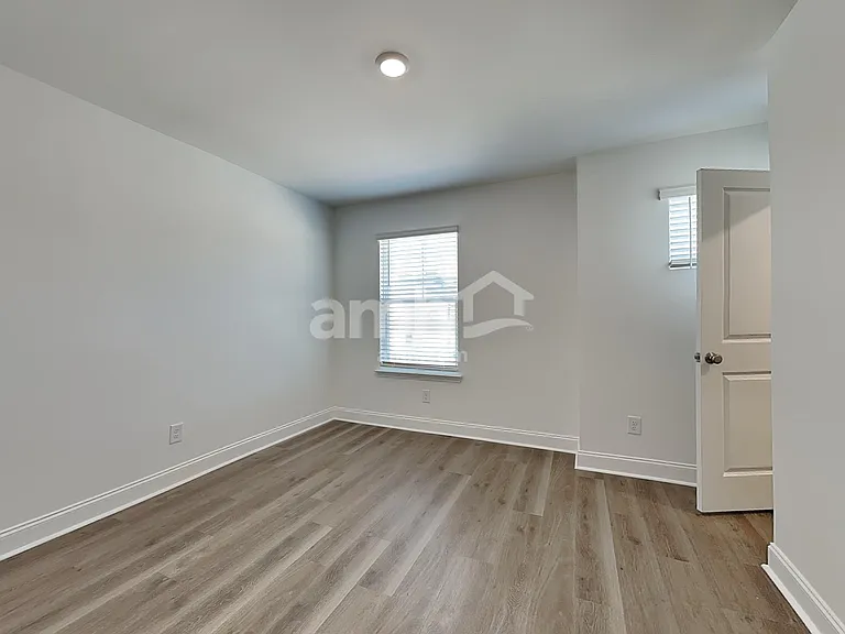 519 Armstrong Curv — Photo 12