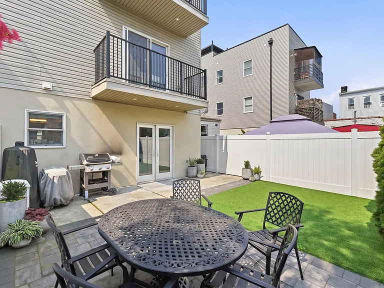 290 Griffith St #1 — Photo 2