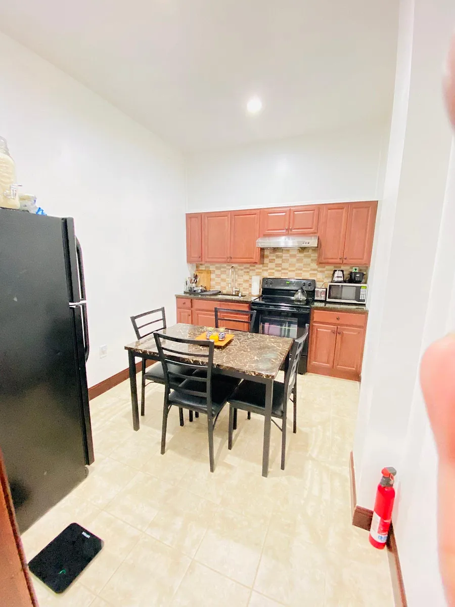 Building Photo - 4428 Chestnut St #2F
