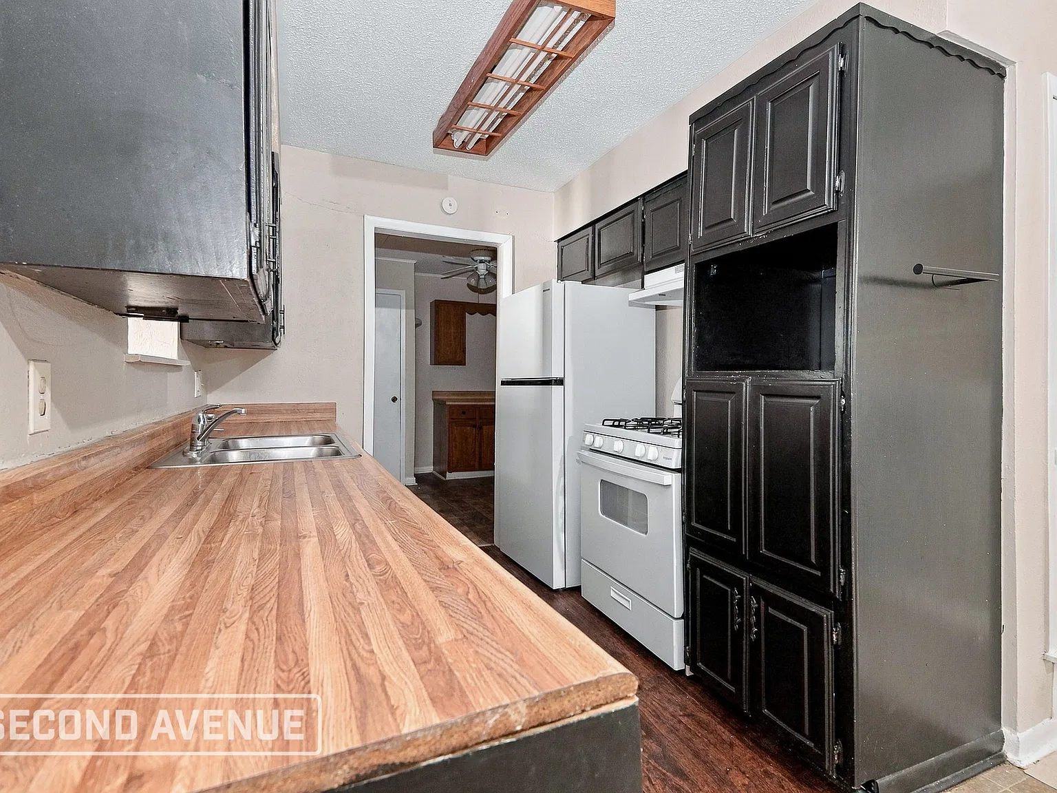 3 bed, 2.0 bath, 1798 sqft, $1,997 — Photo 3