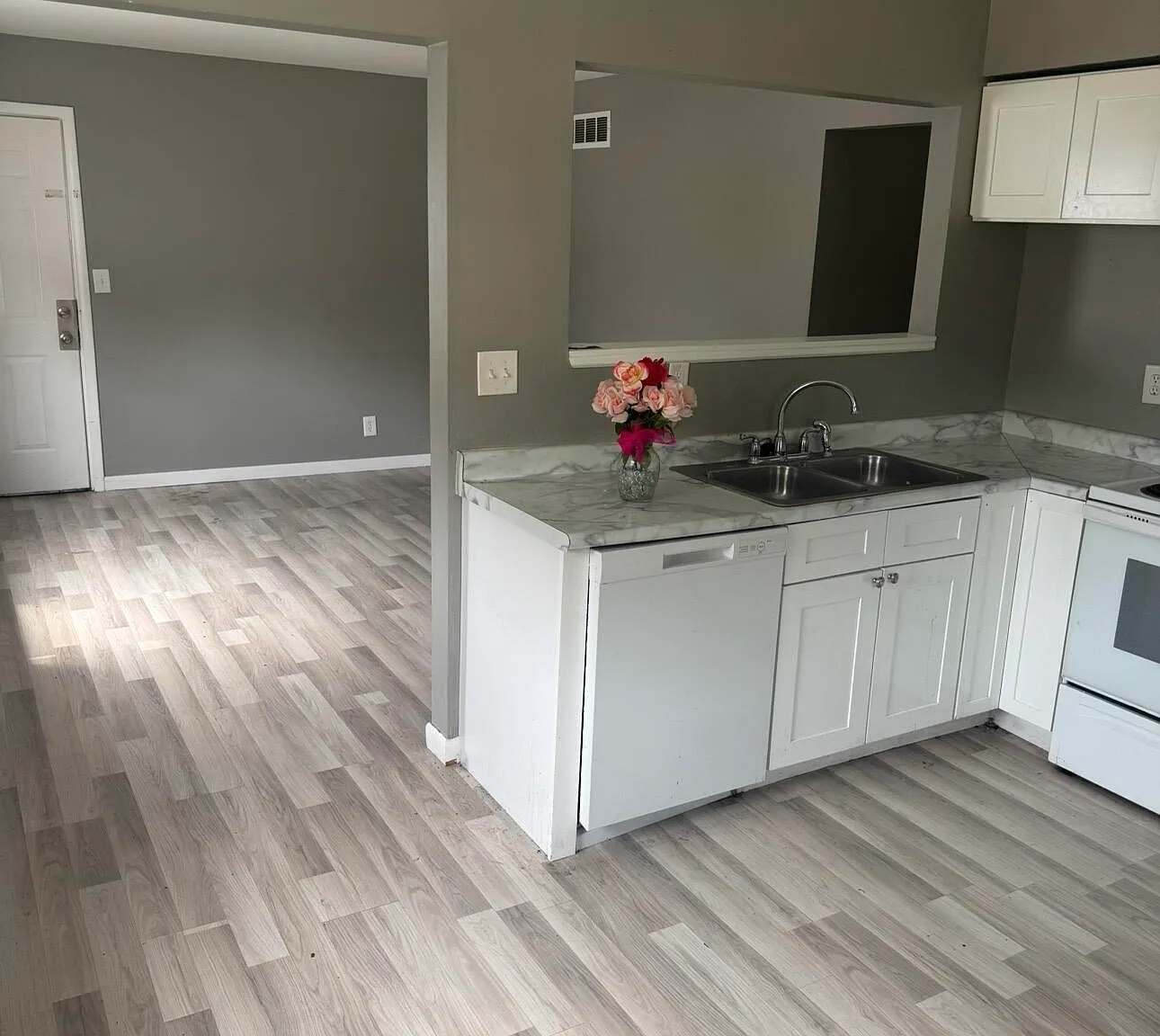 2 bed, 1.0 bath, 880 sqft, $1,100 — Photo 1