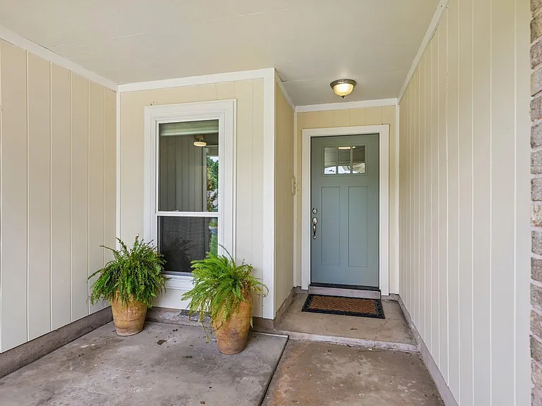 2717 Charlesworth Dr — Photo 4