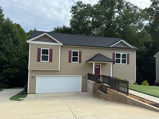 5 bed, 3.0 bath, 2128 sqft, $2,400 — Photo 3