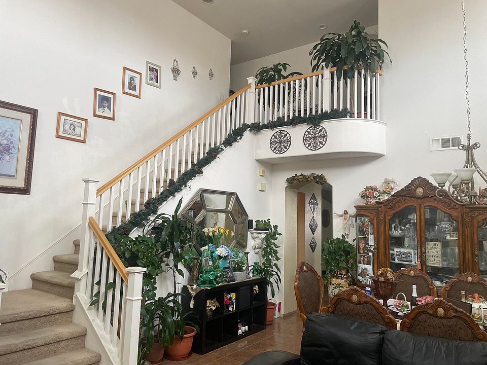 2nd image of 43889 Normandy Ln
