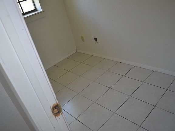 4th image of 409 Maricela St