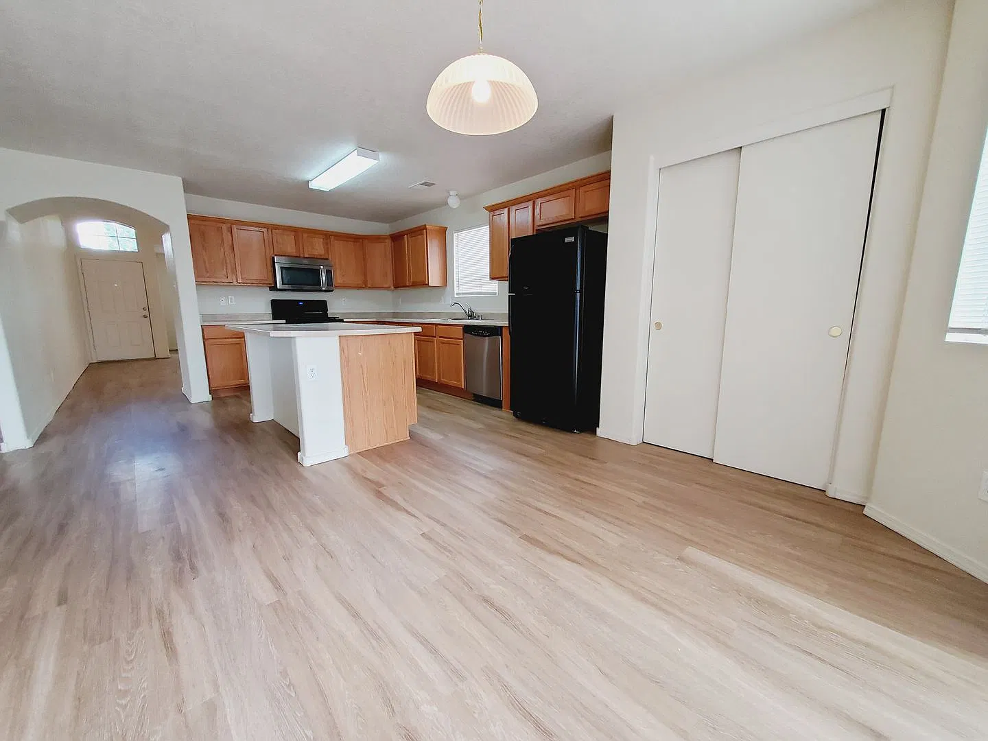 Stunning and Spacious 3 bed 2.5 bath home in Huning Ranch! — Photo 4