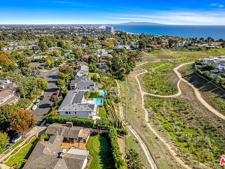 623 Alma Real Dr — Photo 3