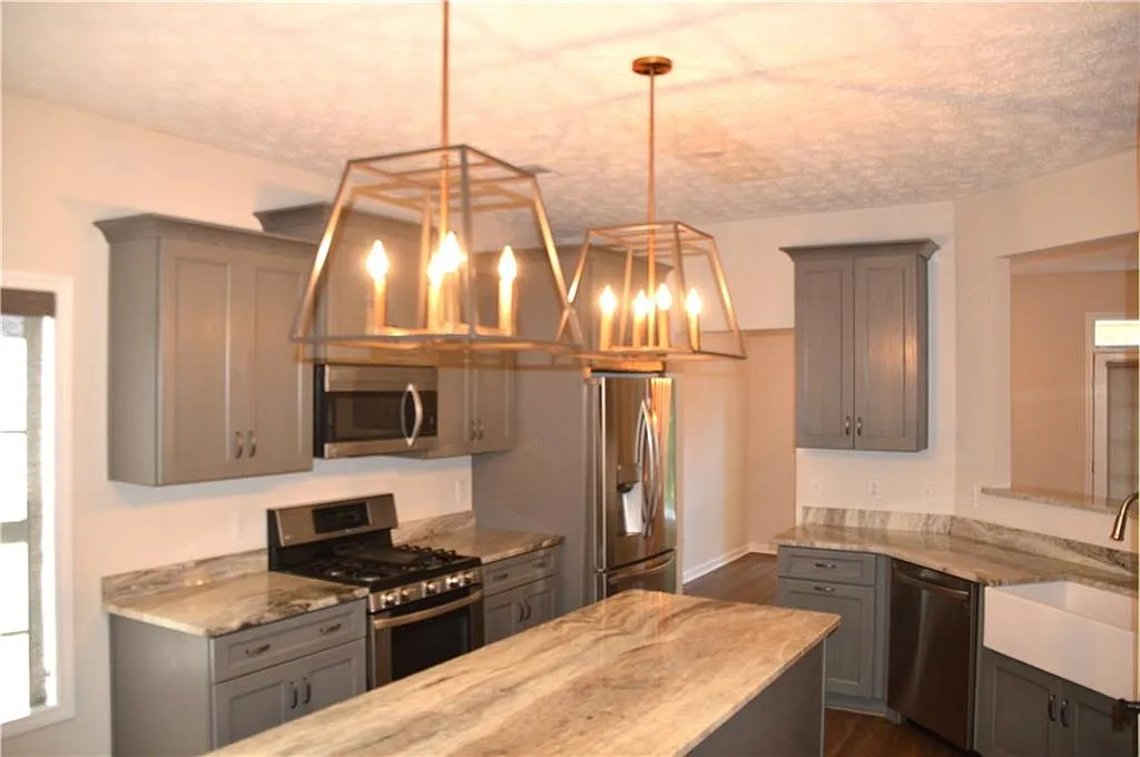 3 bed, 2.0 bath, 1553 sqft, $2,400 — Photo 3