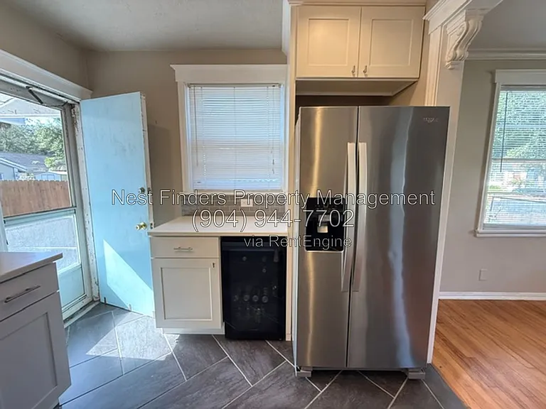 1309 Macarthur St — Photo 13