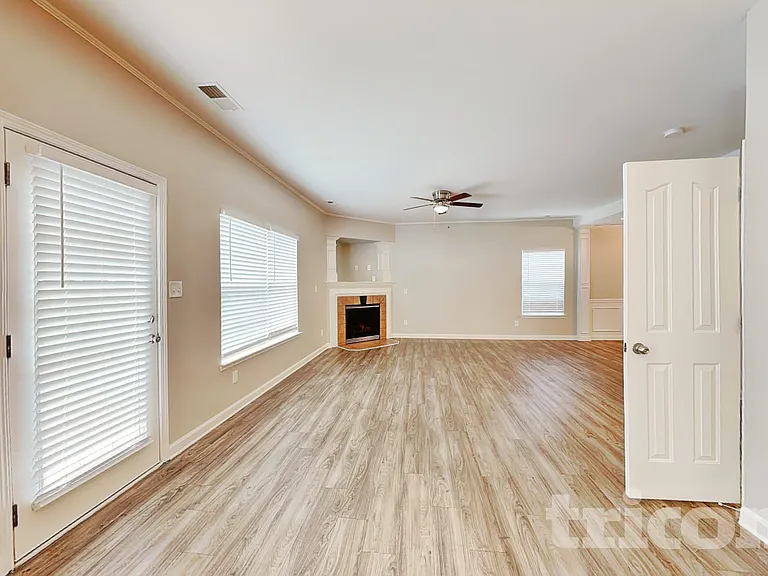 1129 Hawick Dr — Photo 4