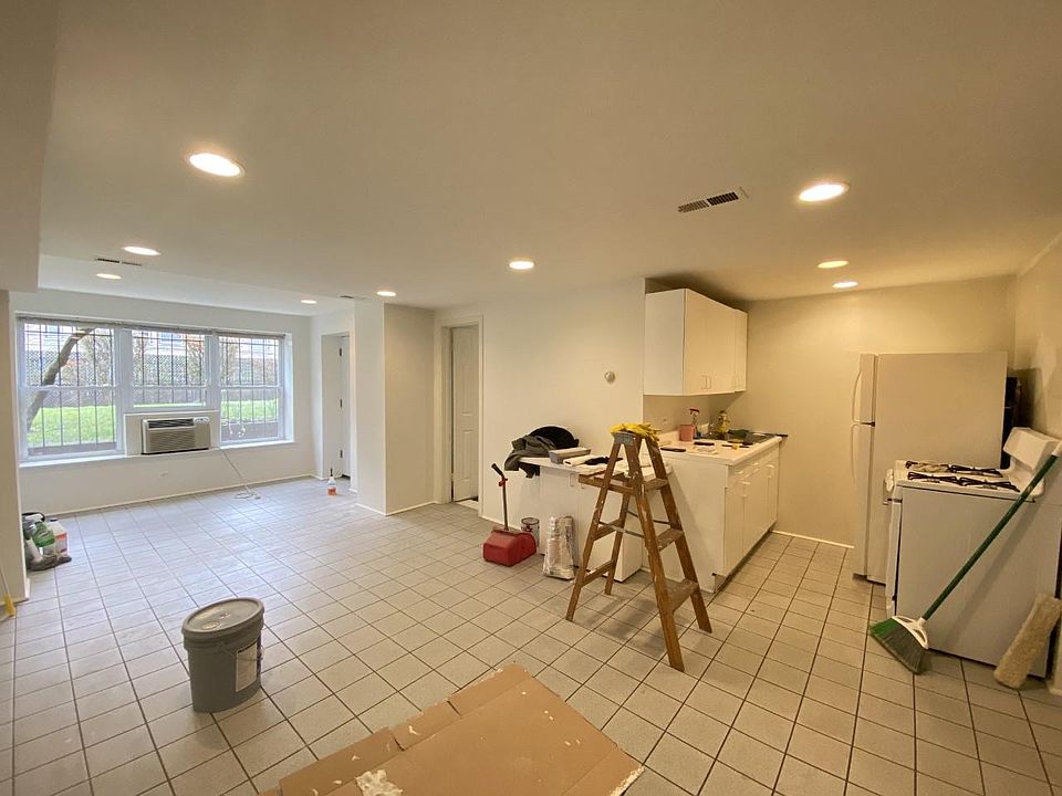 1st image of 5528-30 N Kenmore Ave #G4