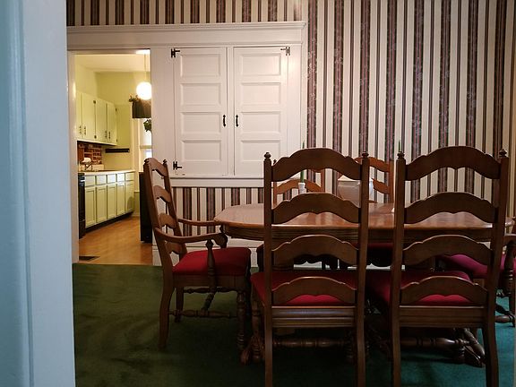 Formal kitchen located between the living room and the kitchen.