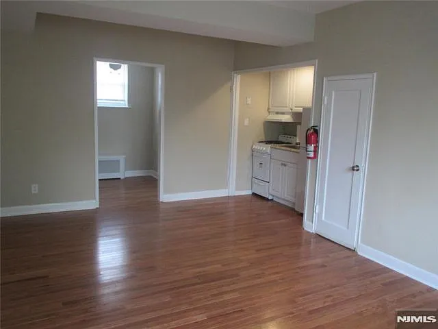 126 Hastings Ave #A — Photo 6