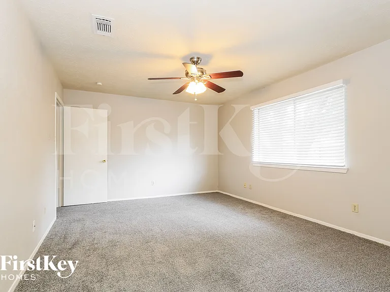 2118 Knollbrook Ln — Photo 12