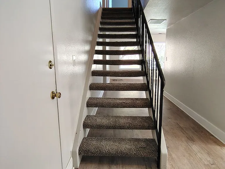 939 Claremont Ct — Photo 8