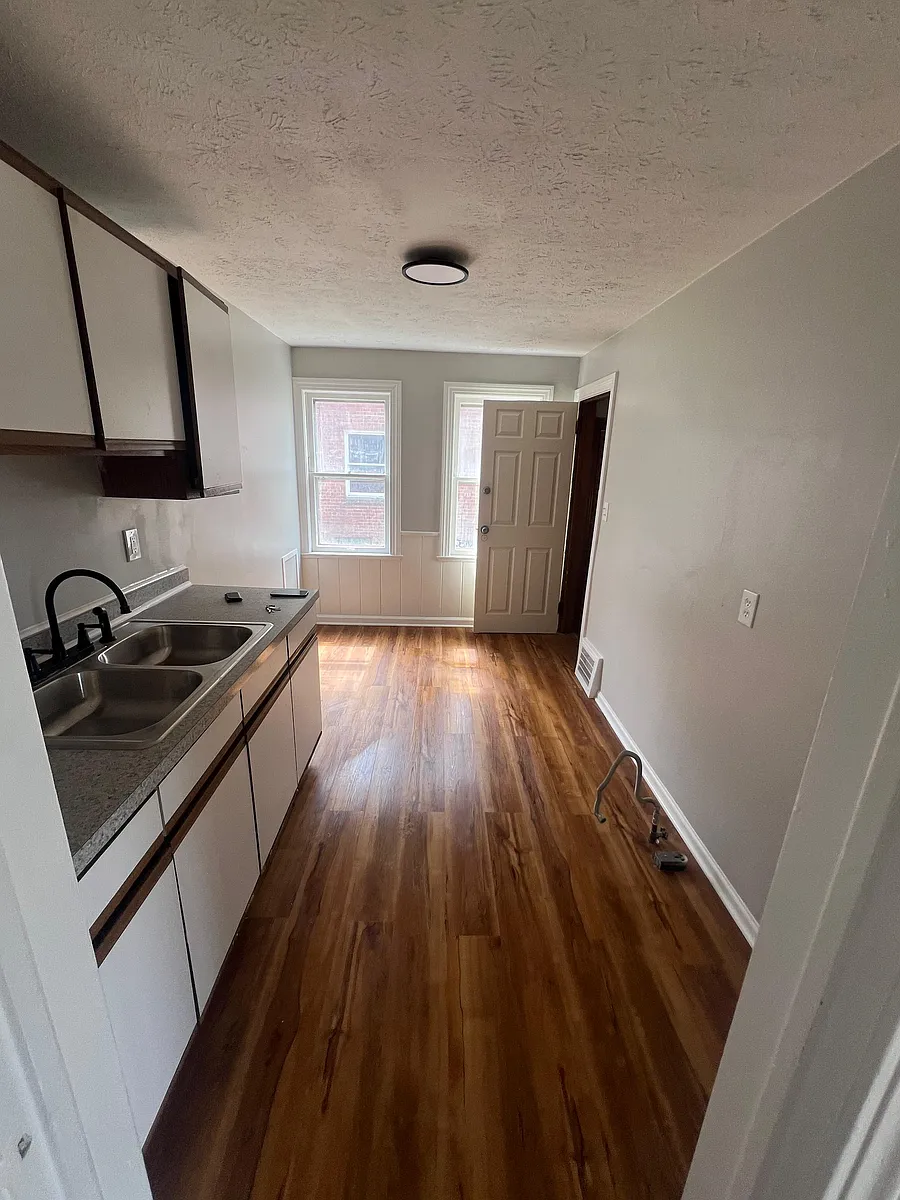 Building Photo - 525 E 222nd St #2