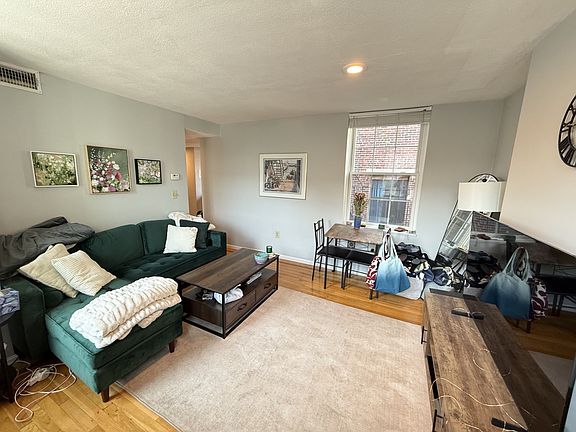5th image of 12 Parmenter St APT 3R
