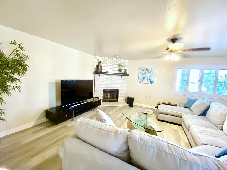 1020 E Hearne Way — Photo 8