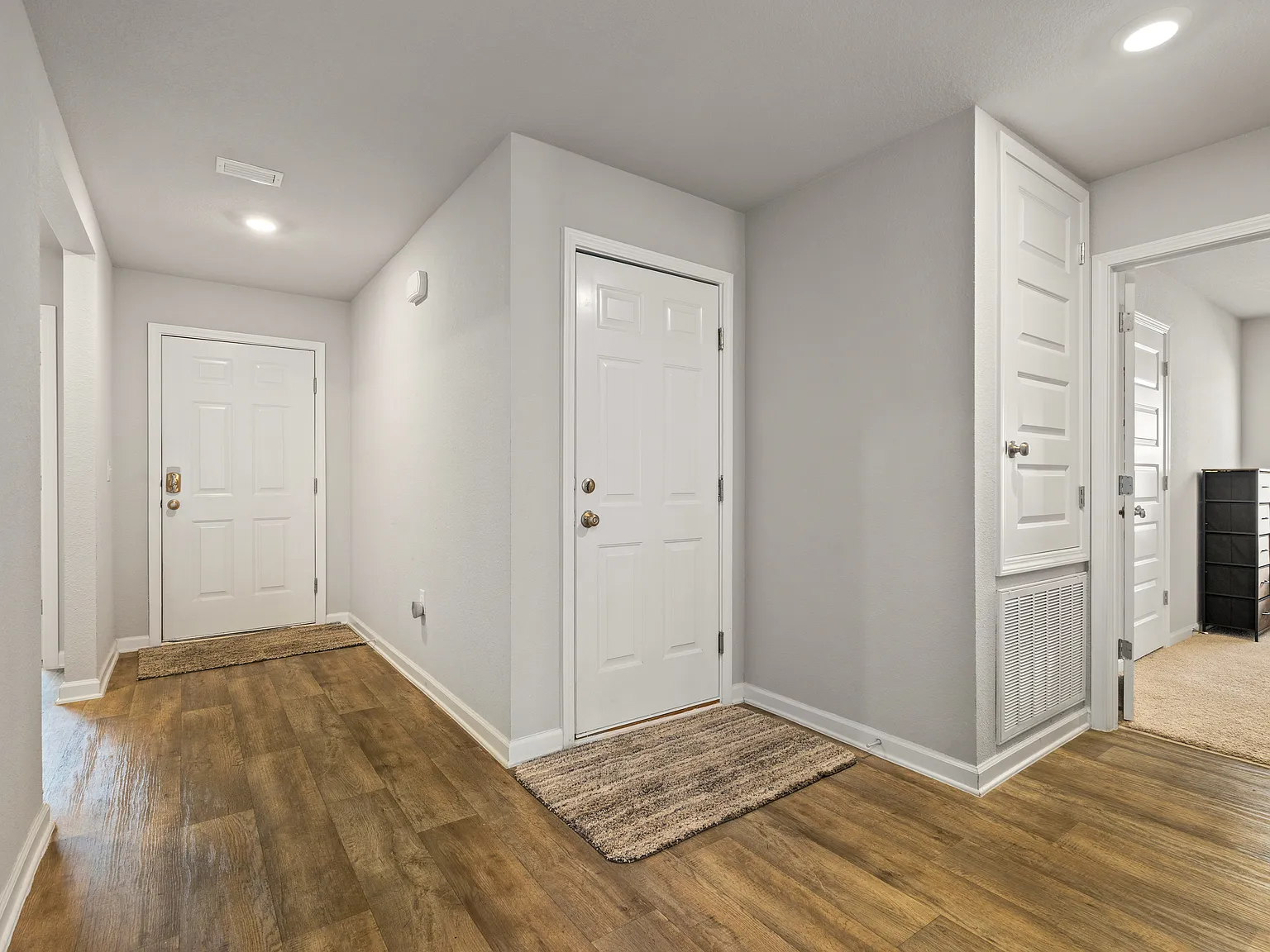 4 bed, 2.0 bath, 1980 sqft, $2,200 — Photo 2