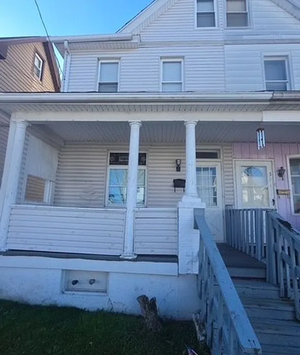 319 W White St