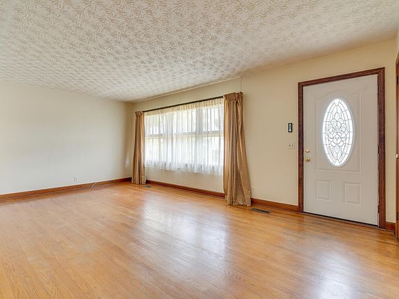 4th image of 833 Carlisle Dr