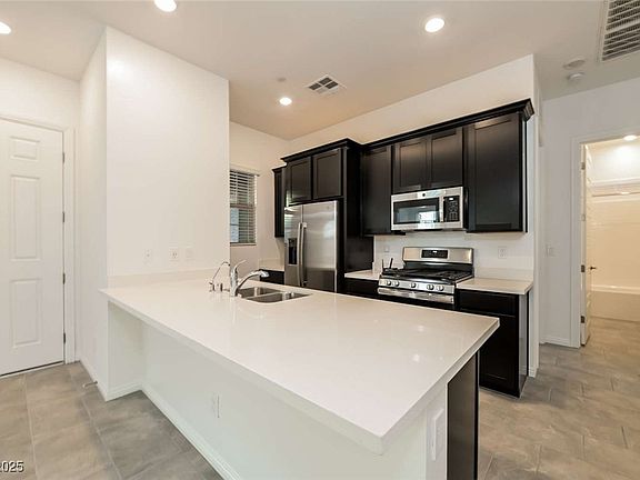 5th image of 746 Chopin Hills St