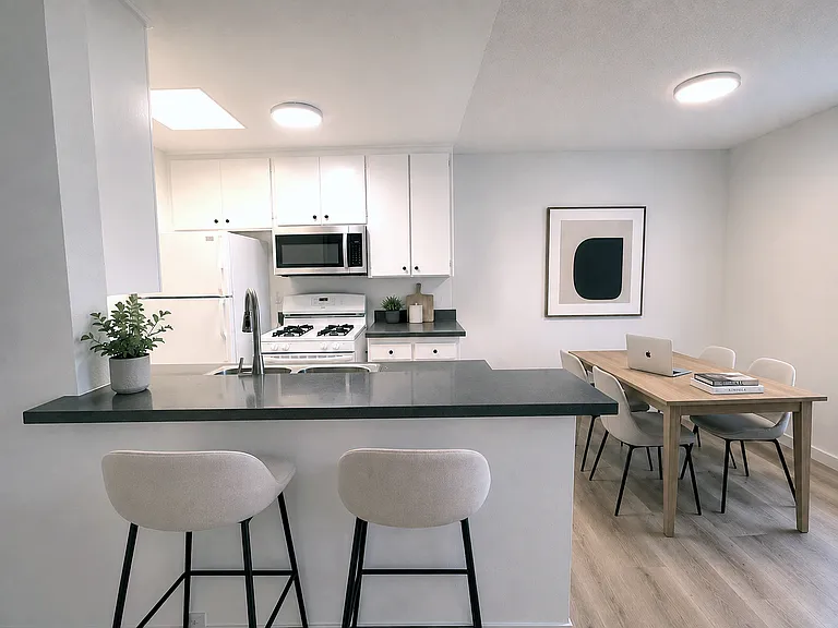 123 S Catalina Street — Photo 22