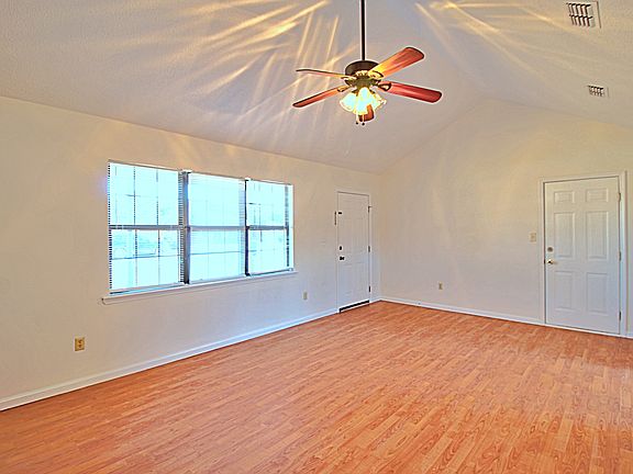 4th image of 915 Churchfield Dr
