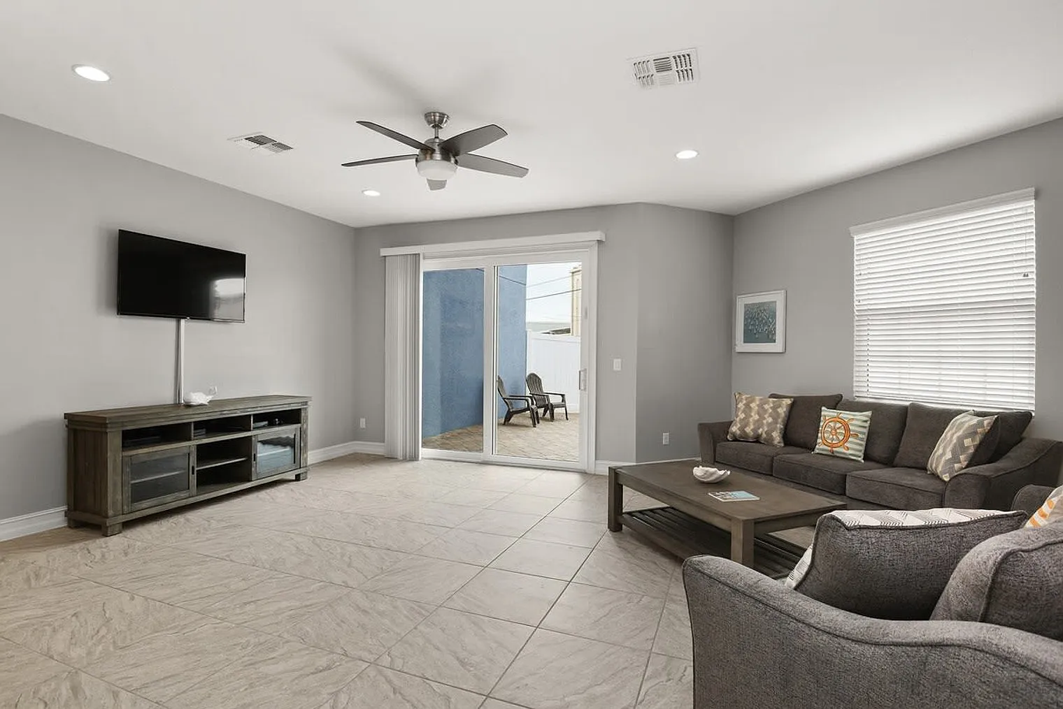 5 bed, 4.0 bath, 3552 sqft, $7,633 — Photo 2